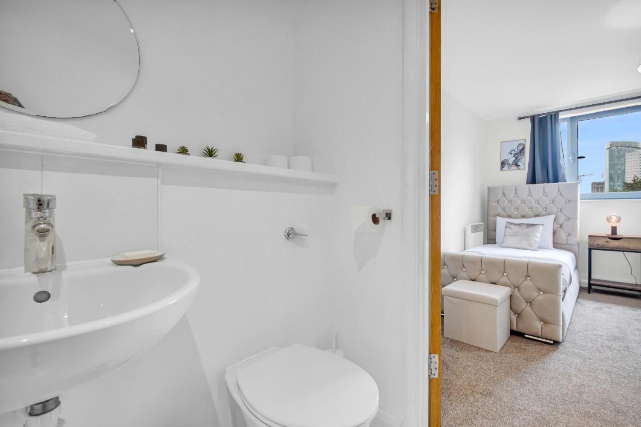 Stylish 4Th Floor 2 Bedroom En Suite City Centre Apartment With Parking By Azura Nights Birmingham Exterior photo