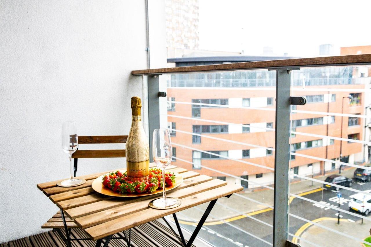 Stylish 4Th Floor 2 Bedroom En Suite City Centre Apartment With Parking By Azura Nights Birmingham Exterior photo