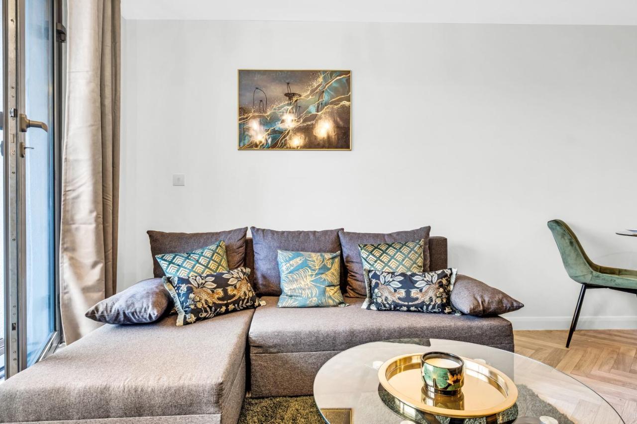 Stylish 4Th Floor 2 Bedroom En Suite City Centre Apartment With Parking By Azura Nights Birmingham Exterior photo